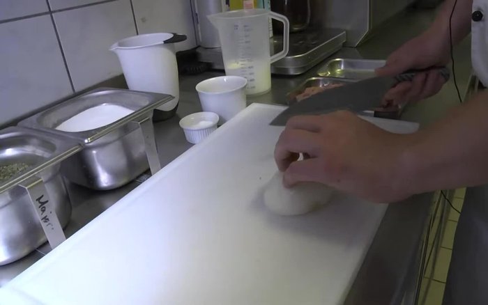 Zwiebeln in Streifen schneiden.