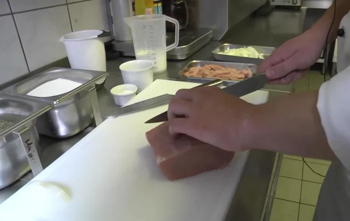 Schweinerücken in 1 cm dicke Scheiben schneiden.