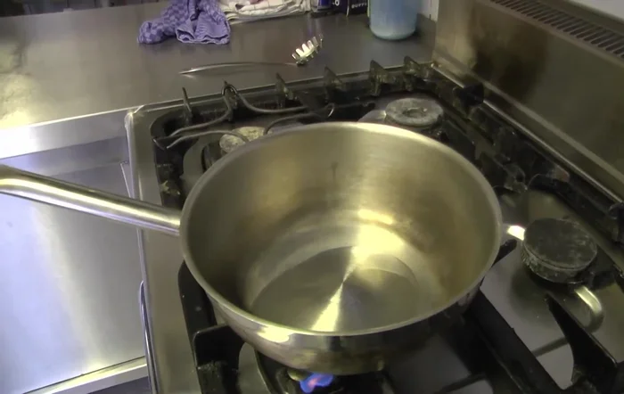 Öl in die Pfanne geben und Schweinefleisch anbraten, bis es nicht mehr rosa ist.