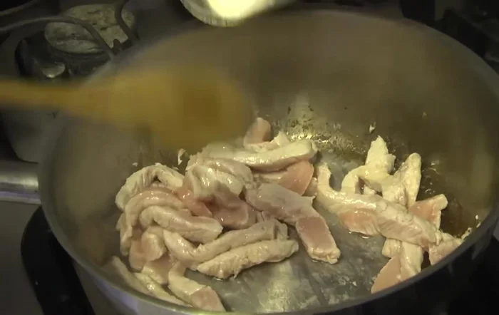 Zwiebeln mit in die Pfanne geben und etwas anschwitzen.