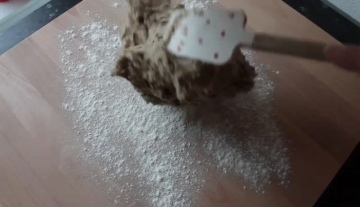 Arbeitsplatte bemehlen, Teig darauf geben und nochmals bemehlen.