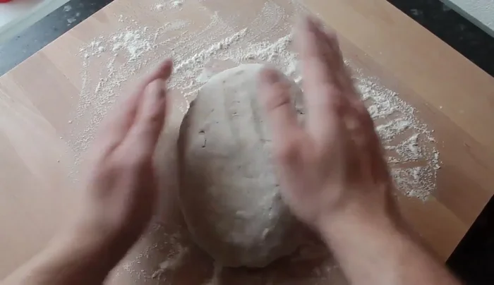 Teig zu einem länglichen Laib formen.