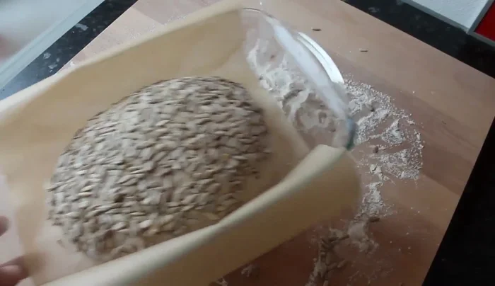 Brot in die vorbereitete Auflaufform legen und weitere 30 Minuten gehen lassen.