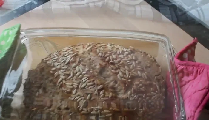 Brot mit Deckel abgedeckt 30 Minuten backen, dann Deckel abnehmen und weitere 5-7 Minuten backen.