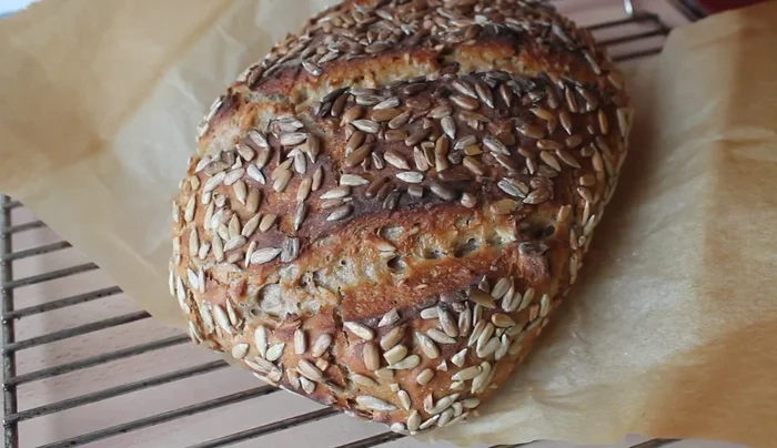 Brot aus dem Ofen nehmen und auf einem Kuchengitter komplett auskühlen lassen.