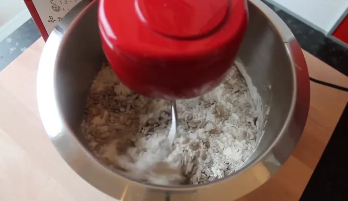 Mit der Küchenmaschine/Mixer ca. 5 Minuten verkneten, bis ein klebriger Teig entsteht.