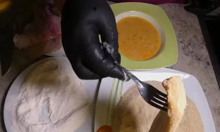 Überprüfen Sie, ob die Welsfilets durchgebraten sind.