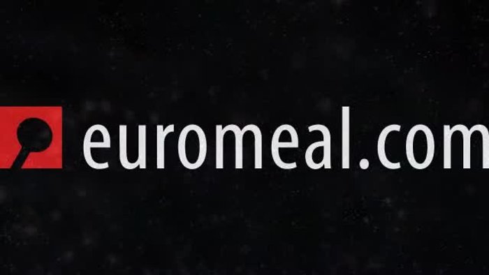 Zuerst bereiten wir die Zutaten vor: Eier, Milch, Brösel, Salz, Pfeffer und Zitronensaft.