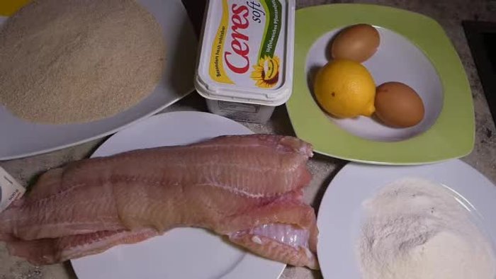 Das Welsfilet wird mit Salz, Pfeffer und Zitronensaft gewürzt. (8.76)