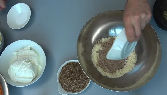 Trockene Zutaten (Backpulver, Leinsamen, Mandeln, Salz, Gewürze) vermischen. Leinsamen vorher schroten.