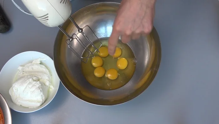 Eiweiß schaumig schlagen (optional, für luftigeres Brot).