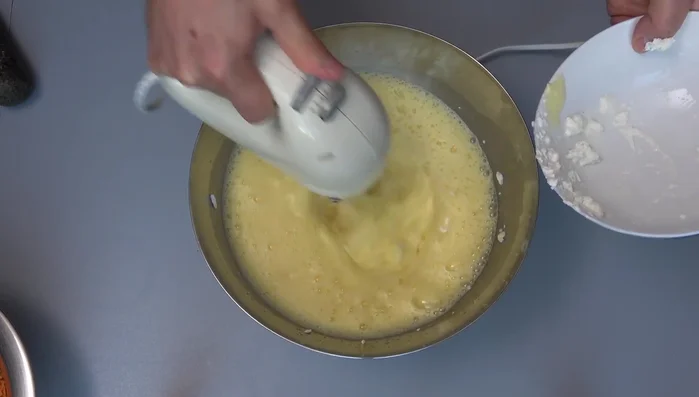 Quark, Eier (getrennt, Eigelb zum Schluss hinzufügen), geriebene Karotte und die trockenen Zutaten vermischen.