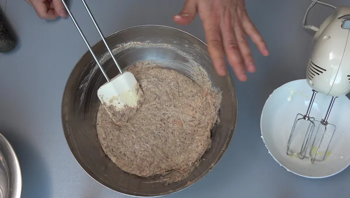 Teig abgedeckt 30-60 Minuten ruhen lassen.