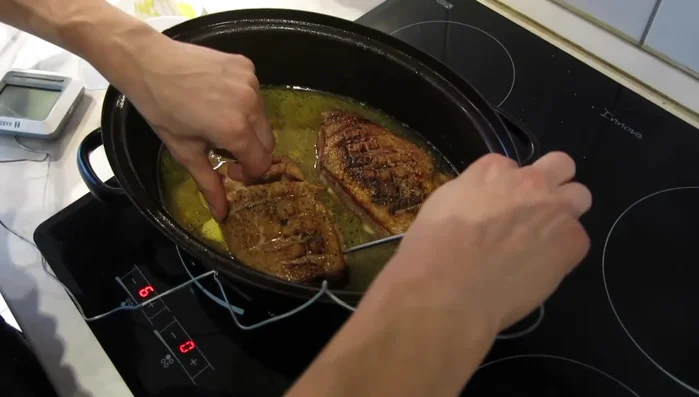 Entenbrust in den vorgeheizten Backofen geben (ca. 200 Grad). (217.83)