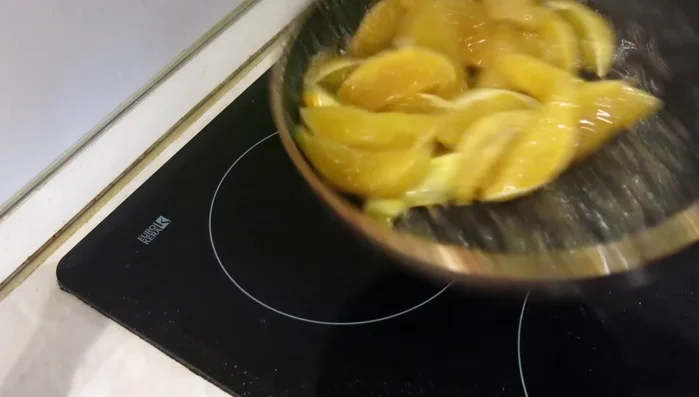 Entenbrust aus dem Ofen nehmen und in der Pfanne mit Butter, Cognac, Zucker, Salz und Pfeffer glasieren. (269.52)