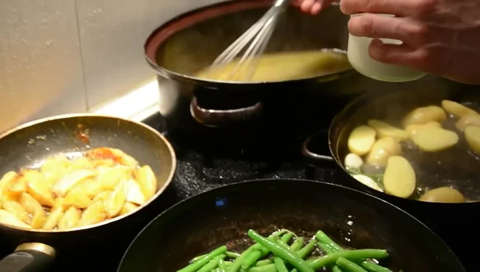 Mit Rosmarin und Thymian garnieren. (319.28)