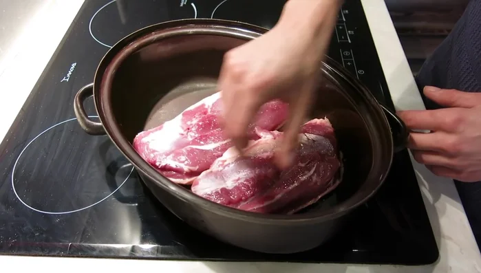 Entenbrust in kalter Pfanne von beiden Seiten anbraten. (88.76)