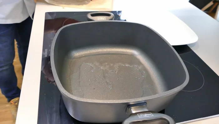 Rouladen von beiden Seiten in einer Pfanne anbraten (351.259).