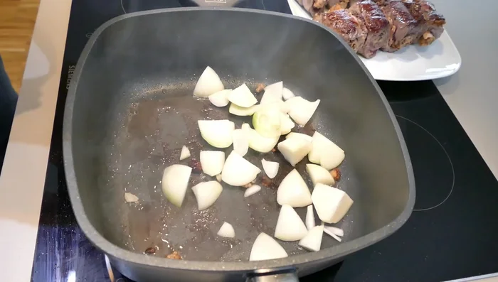 Restgemüse im Schmortopf anbraten (417.669).