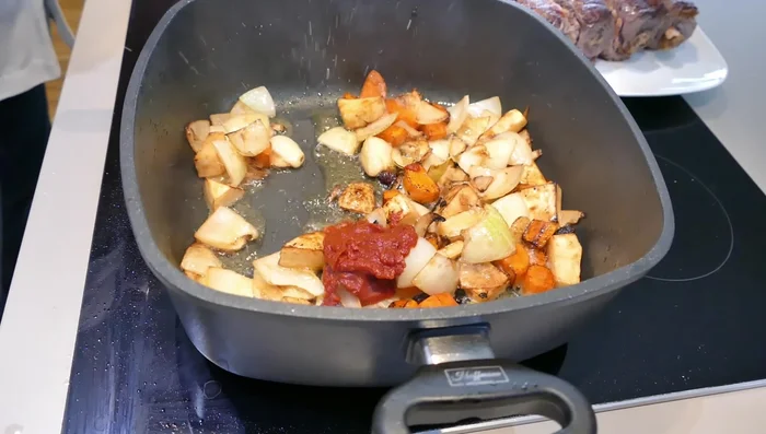 Tomatenmark hinzufügen (438.31).