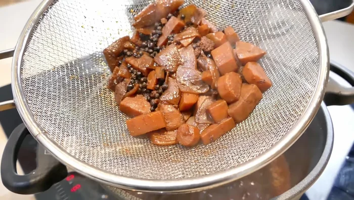 Soße mit Speisestärke andicken (674.529).