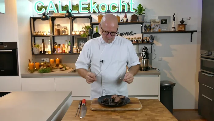 Rouladen mit Soße servieren (727.019).