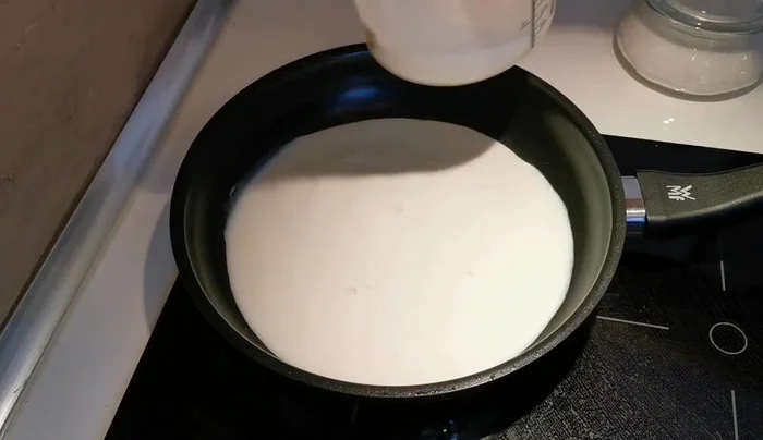 Pudding zubereiten: Etwas Milch in einer Pfanne erwärmen, Puddingpulver und Zucker einrühren. Restliche Milch nach und nach zugeben und unter ständigem Rühren aufkochen.