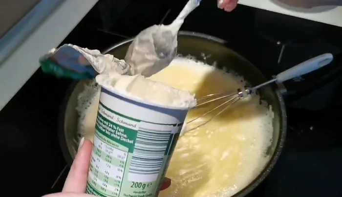 Pudding vom Herd nehmen, Schmand unterrühren und abkühlen lassen.