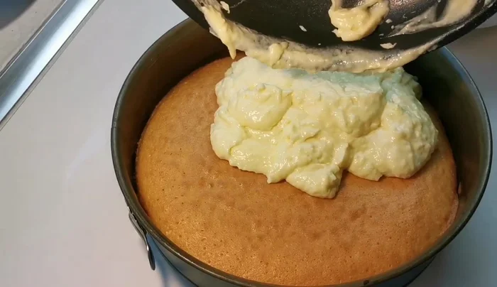 Puddingmasse auf den abgekühlten Boden verteilen.