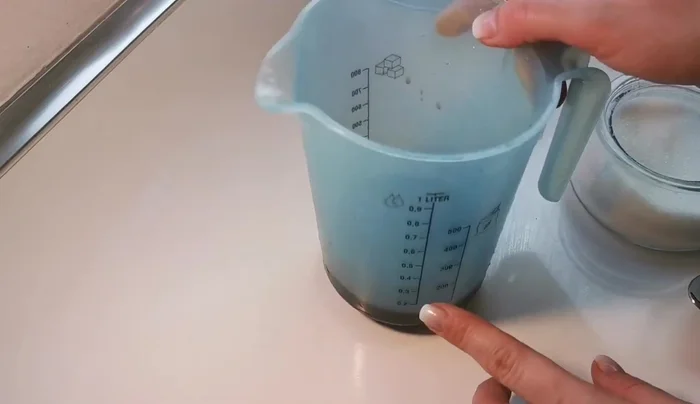 Tortenguss zubereiten: Kirschsaft mit Wasser auf 250ml auffüllen, Tortenguss und Zucker einrühren und aufkochen.