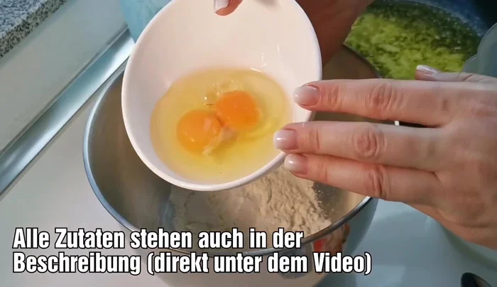 Mehl, Eier, Zucker, Mandelblättchen und Backpulver zu einem Teig verrühren.