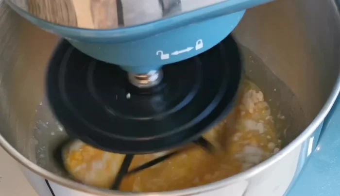 Backofen auf 180°C (Ober-/Unterhitze) vorheizen. Backform fetten.