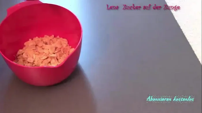 Cornflakes und geschmolzene Schokolade vermischen. (93.04)