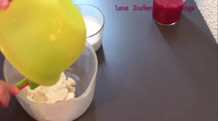 Frischkäse, Sahne, Puderzucker und Gelatine Fix verrühren. (251.54)