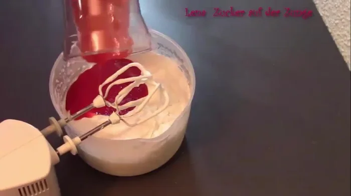 Das Erdbeerpüree unter die Frischkäse-Sahne-Mischung heben. (370.4)