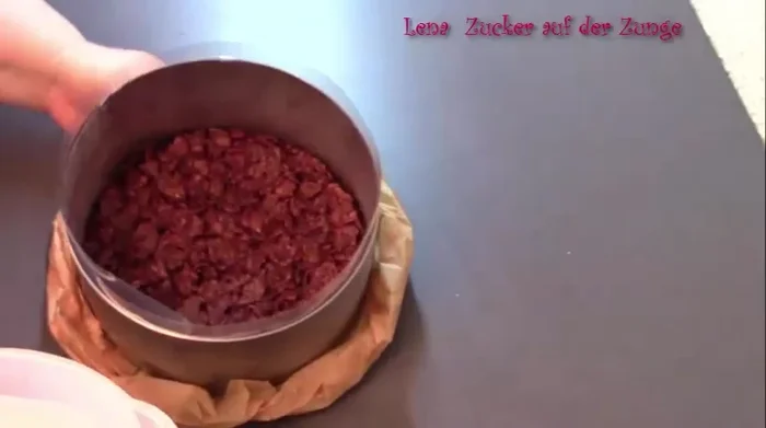 Die Creme auf den abgekühlten Boden geben und glatt streichen. (402.75)