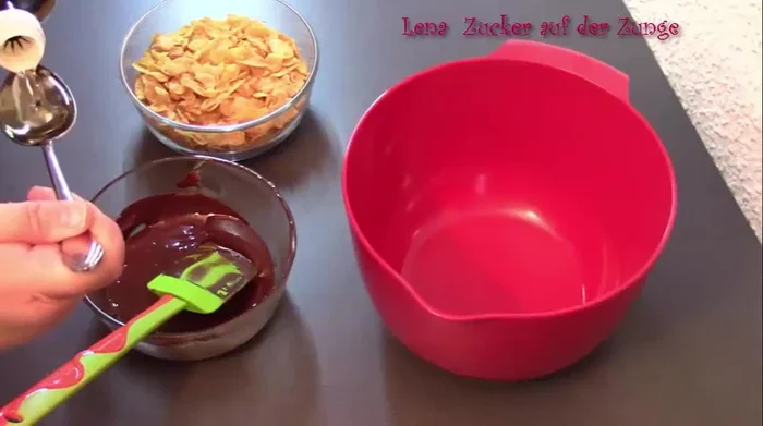 Schokolade im Wasserbad oder in der Mikrowelle schmelzen und mit Öl verrühren. (53.6)