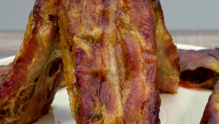 Bauchscheiben nach dem Backen anschneiden und servieren.