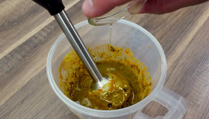 Olivenöl zur Marinade geben und unterrühren.