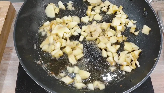 Übrige Apfelstücke klein schneiden und ebenfalls in Butter anbraten.