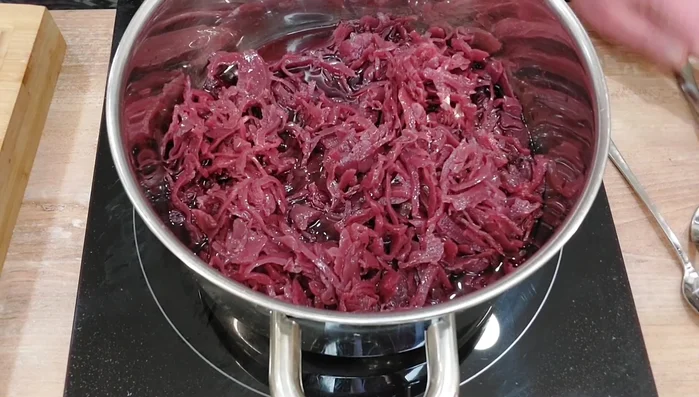 Rotkohl (eingekocht) mit Gewürzen (Nelken, Pfeffer, Salz, Lorbeerblatt) erwärmen und angebratene Apfelstücke hinzufügen. Mit Zimt würzen (10 Minuten vor Ende der Garzeit der Ente).