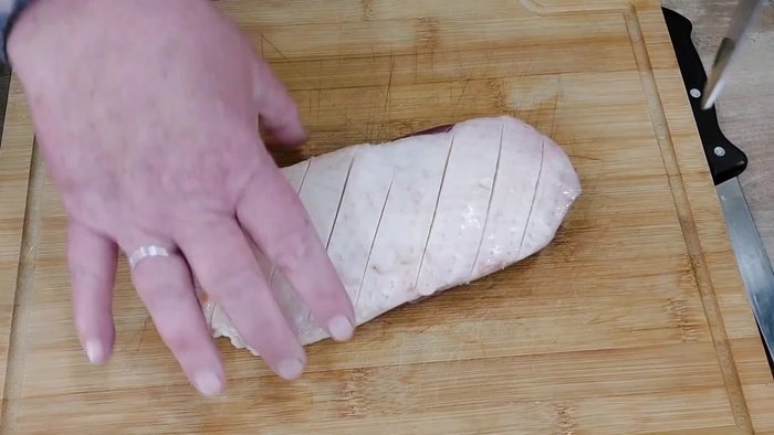 Entenbrust rautenförmig einschneiden (nur bis ins Fett).