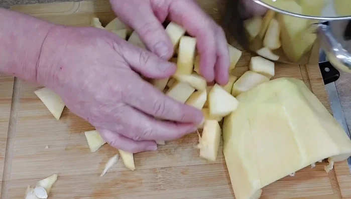 Kürbis und Kartoffeln schälen, würfeln und in Salzwasser ca. 15 Minuten weich kochen.