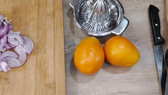 Orangensaft (ca. 150ml) auspressen.