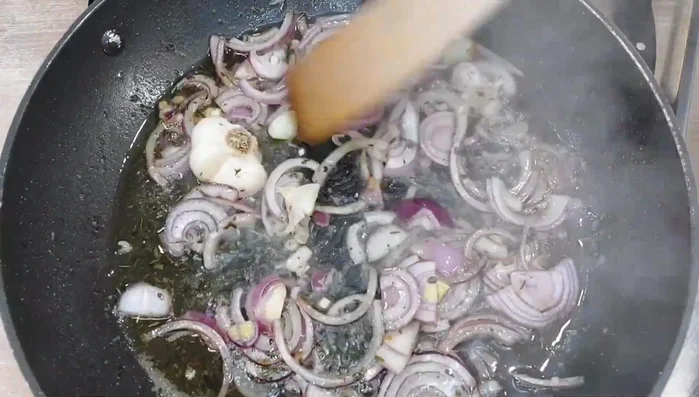 Zwiebeln mit Portwein ablöschen, Bratensatz lösen und reduzieren. Vorgang wiederholen, bis neuer Bratensatz entsteht.