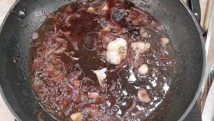 Portwein (insgesamt ca. 450ml) angießen und 2-3 Minuten köcheln lassen. Orangensaft dazugeben.