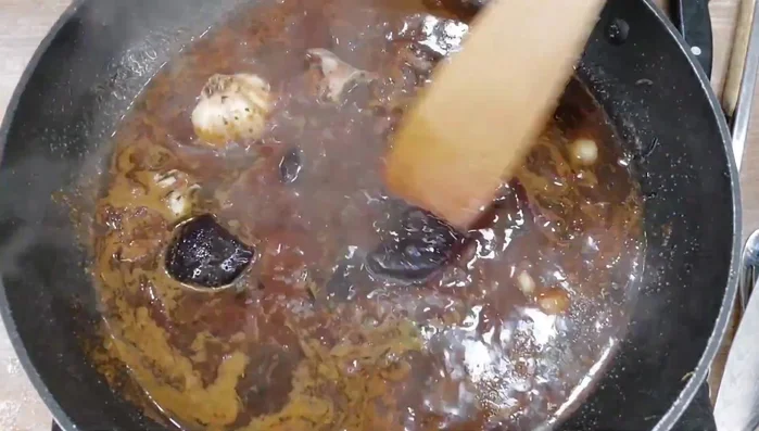 Mit Trauben- oder Johannisbeergelee (2 EL) abschmecken, aufkochen und durch ein Sieb streichen.