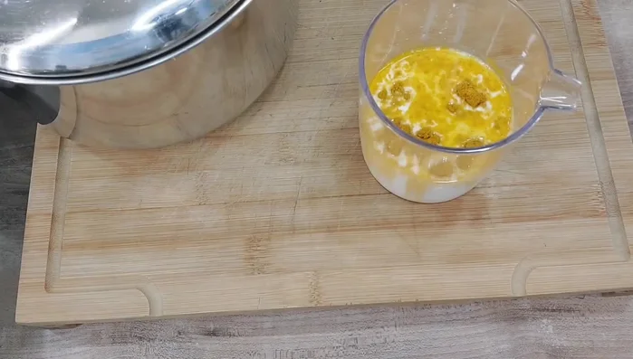 Kartoffeln und Kürbis mit Butter, Milch und Kurkuma stampfen.