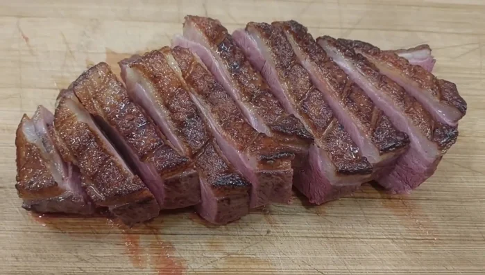 Entenbrust nach Erreichen der Kerntemperatur von 65°C aufschneiden.