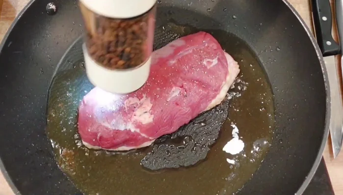 Fleischseite mit Salz und Pfeffer würzen und ca. 1 Minute anbraten.